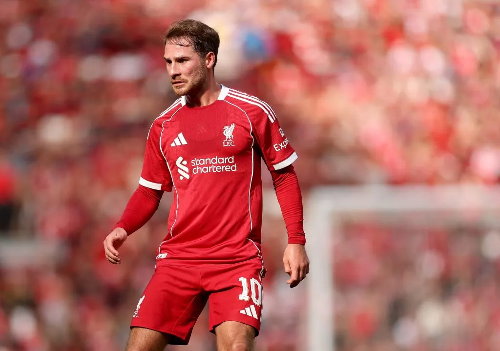 Mac Allister em campo com a camisa tradicional do Liverpool. Foto: Carl Recine/Getty Images