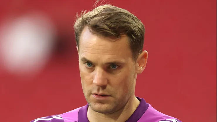 Neuer deve aceitar redução salarial para permanecer no Bayern; negociação está prevista para a primavera, após o goleiro completar 40 anos. - Foto: Alexander Hassenstein/Getty Images