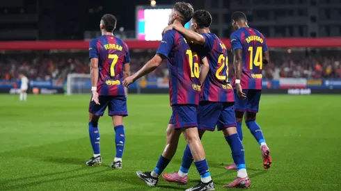 Jogadores do Barcelona celebram gol contra o Valencia (Foto: Alex Caparros/Getty Images)