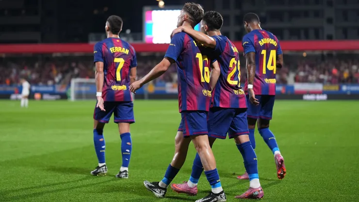 Jogadores do Barcelona celebram gol contra o Valencia (Foto: Alex Caparros/Getty Images)