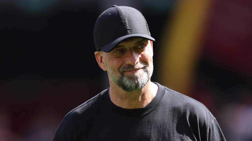 Jürgen Klopp com sorriso no rosto durante partida do Liverpool (Foto: Clive Brunskill/Getty Images)