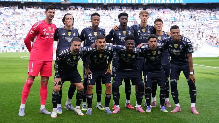 Jogadores do Real Madrid antes de duelo contra a Real Sociedad (Foto: Juan Manuel Serrano Arce/Getty Images)