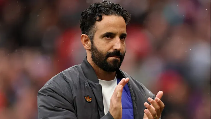 Ruben Amorim pode trocar o vermelho do Manchester United pelo do Benfica (Photo by Jan Kruger/Getty Images)
