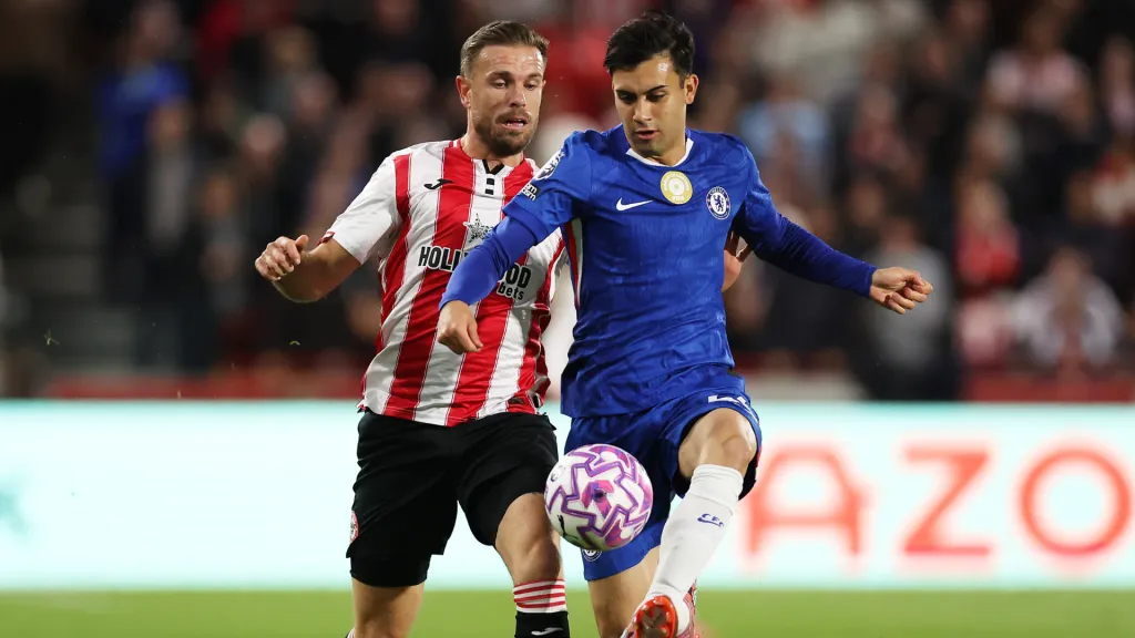 Facundo Buonanotte em jogo do Chelsea (Foto: Harry Murphy/Getty Images)
