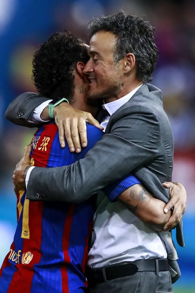 Treinador Luis Enrique e o atacante brasileiro Neymar, juntos quando ainda estavam no Barcelona. Craque defendeu o PSG, mas neste momento da temporada, o técnico já não o queria mais e o jogador saiu rumo à Arábia Saudita para defender as cores do Al-Hilal (Foto:Gonzalo Arroyo Moreno/Getty Images)