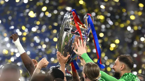 Jogadores do PSG erguem a taça da Champions League na temporada 2025/26 (Foto: Stu Forster/Getty Images)