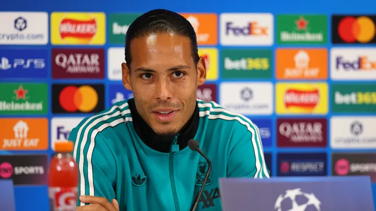 Van Dijk em entrevista coletiva. Foto: Molly Darlington/Getty Images