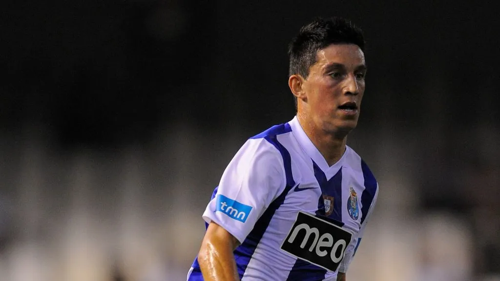 Andre Castro corre com a bola durante um amistoso de pré-temporada do Porto, em 2012. Foto: David Ramos/Getty Images
