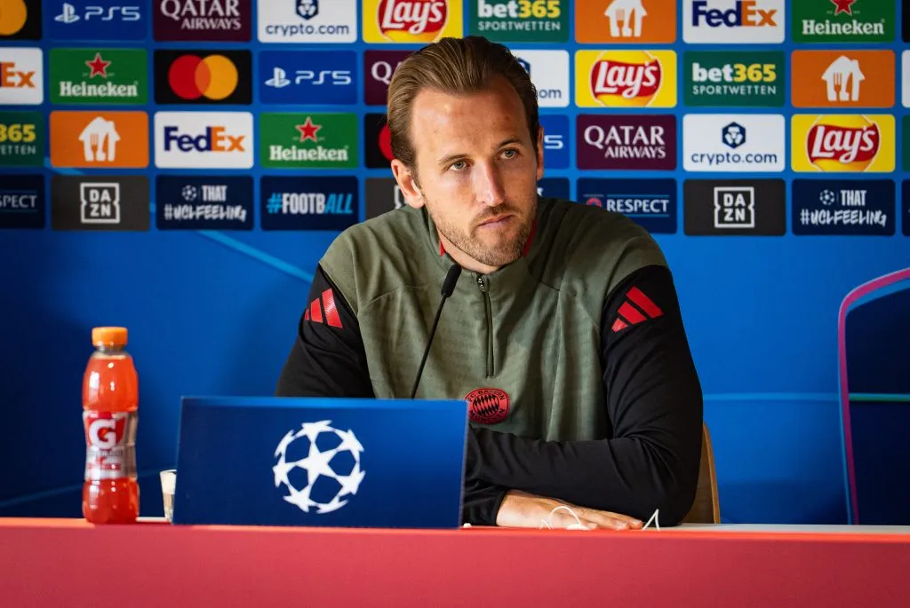 Harry Kane, centroavante do Bayern de Munique, em entrevista coletiva nesta terça-feira (16), antes do duelo importante contra o Chelsea. Bayern x Chelsea será nesta quarta (17), pela 1ª rodada da Champions League  (Foto: FC Bayern München-Pool/Getty Imagesas