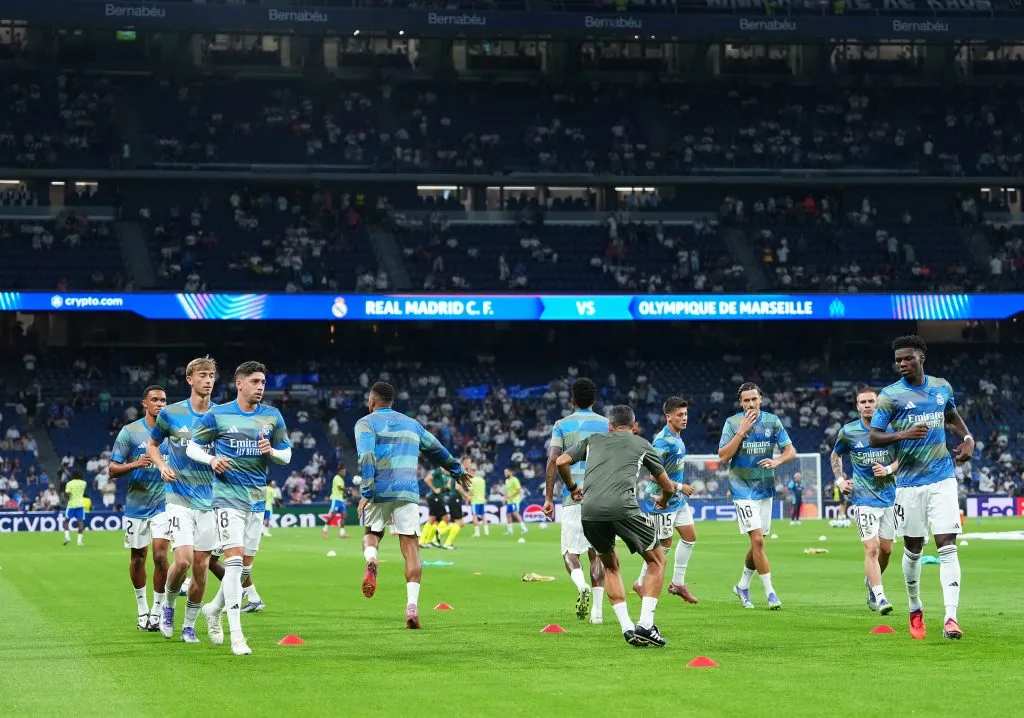 Jogadores do Real Madrid no aquecimento antes de enfrentar o Marseille. Real Madrid x Olympique será hoje (16), às 16h (de Brasília (Foto: Mateo Villalba Sanchez/Getty Images)