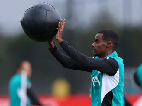 Liverpool sinaliza possível estreia de Isak em jogo da Champions League