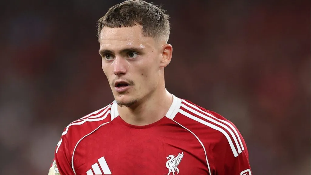 Florian Wirtz, jogador do Liverpool, em campo, de camisa vermelha