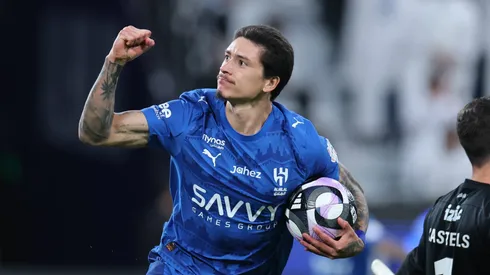 Darwin Núñez em jogo do Al-Hilal. Muito se falou sobre uma possível saída do jogador do clube saudita, mas o jornalista Fabrizio Romano comentou que o staff do atleta minimizou a saída e que ele está feliz no clube. Foto: Abdullah Ahmed/Getty Images.