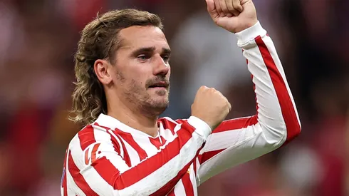O bom momento de Antoine Griezmann, consolidado como peça essencial ao lado de Julián Álvarez, coloca Diego Simeone diante de um dilema tático: como aproveitar o talento dos recém-recuperados sem comprometer a harmonia da equipe. (Photo by Florencia Tan Jun/Getty Images)