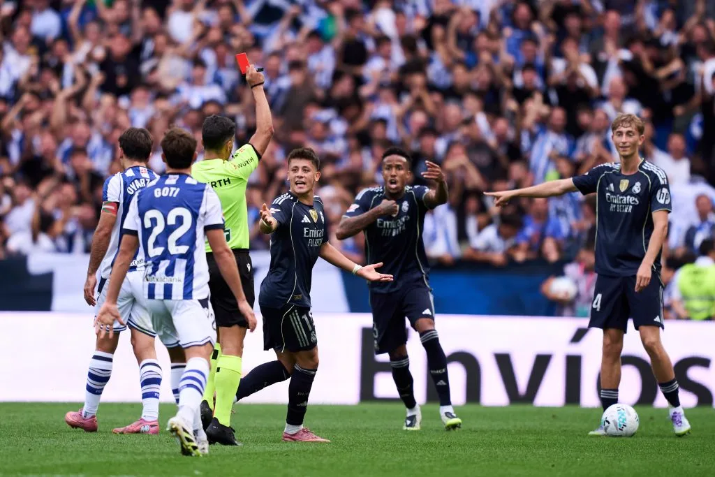Momento em que árbitro mostra o cartão vermelho para Dean Huijsen contra a Real Sociedad. Porém, a RFEF ignorou o recurso do Real Madrid e ele estará suspenso contra o Espanyol, neste sábado (20). (Foto: Juan Manuel Serrano Arce/Getty Images)