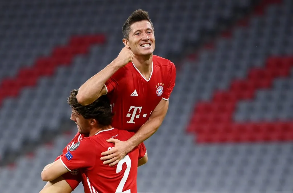 Robert Lewandowski foi o destaque da última partida entre Bayern x Chelsea. Ele marcou dois gols na vitória por 4 a 1. Hoje, ele defende as cores do Barcelona e trabalha novamente com Hansi Flick. (Foto: Matthias Hangst/Getty Images)