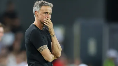 O jovem meio-campista, valorizado em 100 milhões de euros pelo PSG, enfrenta incertezas sob o comando de Luis Enrique, o que alimenta especulações sobre uma mudança para a Premier League. Enquanto Guardiola demonstra interesse em moldar o prodígio francês, o PSG tenta equilibrar a proteção de seus talentos locais com a pressão do mercado internacional. (Photo by Claudio Villa/Getty Images)
