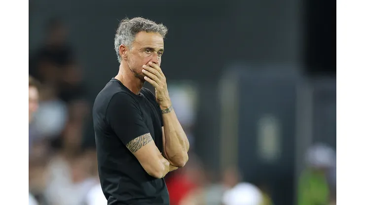 O jovem meio-campista, valorizado em 100 milhões de euros pelo PSG, enfrenta incertezas sob o comando de Luis Enrique, o que alimenta especulações sobre uma mudança para a Premier League. Enquanto Guardiola demonstra interesse em moldar o prodígio francês, o PSG tenta equilibrar a proteção de seus talentos locais com a pressão do mercado internacional. (Photo by Claudio Villa/Getty Images)