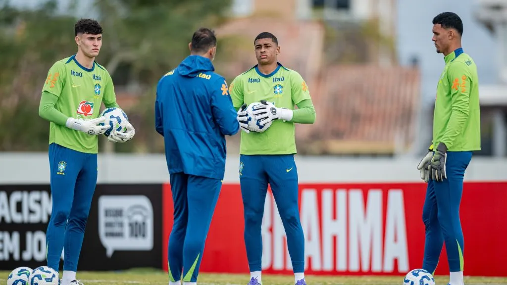 Gabriel Menegon, Lucas Andrade e João Pedro ouvem atentamente o treinador de goleiros da Seleção Sub-17, Rafael César. Foto: Staff Images/CBF