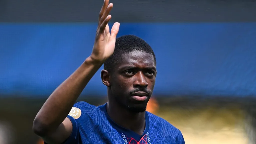 Dembélé, de camisa azul do PSG, em campo