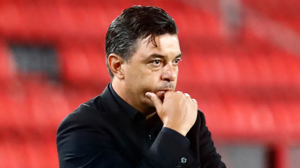 Marcelo Gallardo preocupado durante partida do River Plate (Foto: Marcos Brindicci - Pool/Getty Images)