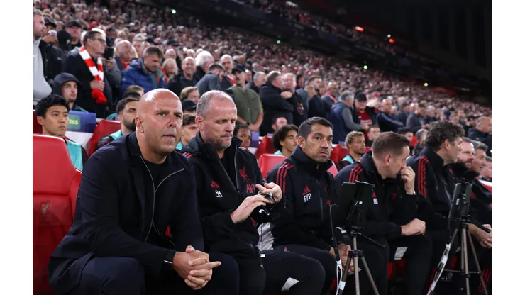 Arne Slot, técnico do Liverpool, observa com sua equipe antes da partida da Fase MD1 da Liga dos Campeões da UEFA 2025/26 entre Liverpool FC e Atlético de Madrid, em Anfield, em 17 de setembro de 2025, em Liverpool, Inglaterra. Foto: Ryan Pierse/Getty Images