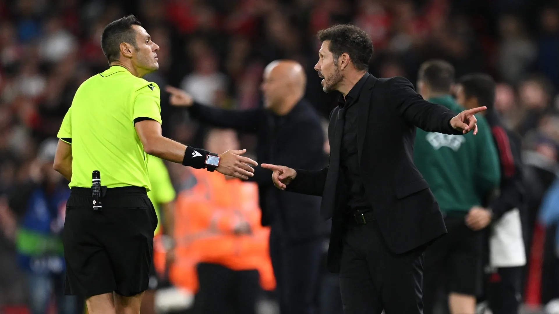 Diego Simeone no momento da expulsão. (Photo by Clive Mason/Getty Images)