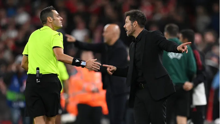 Xabi Alonso não poupa palavras sobre o incidente com Simeone: “Isso ultrapassou os limites faz tempo”. Para ele, respeito e segurança nos estádios são urgentes. (Photo by Clive Mason/Getty Images)