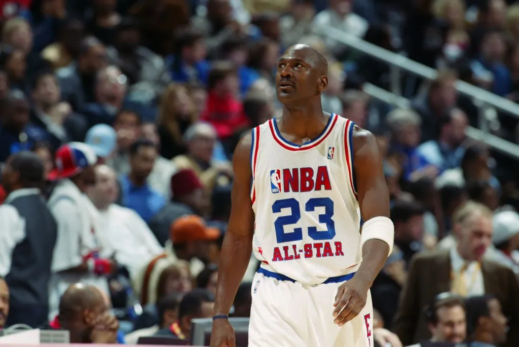 Michael Jordan (Washington Wizards), número 23 do All-Stars da Conferência Leste, assiste ao Jogo das Estrelas da NBA de 2003, em 9 de fevereiro de 2003, na Philips Arena, em Atlanta, Geórgia. Foto: Jamie Squire/Getty Images