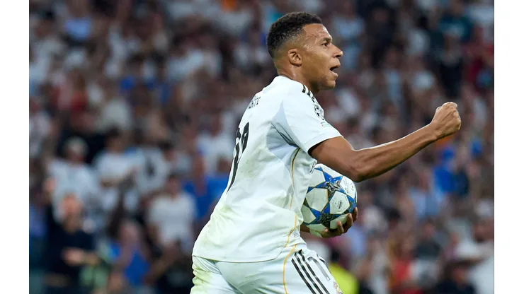 Com Manchester City, Barcelona e PSG monitorando cada passo, o jovem promete ser o próximo grande leilão do futebol europeu — enquanto o clube alemão segura firme seu novo tesouro. (Photo by Angel Martinez/Getty Images)