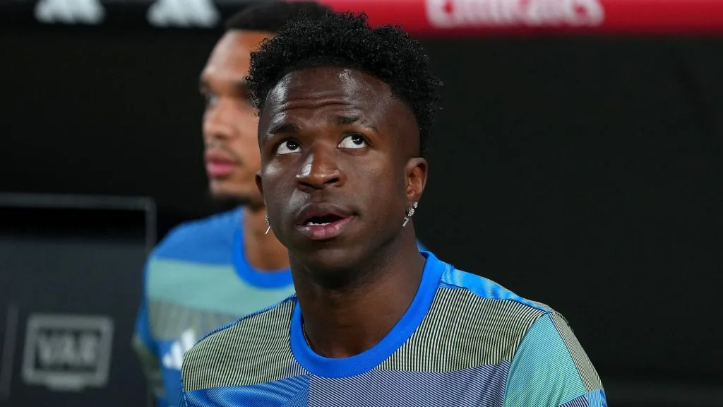 Vinicius Júnior,em campo,de camisa azul, verde e cinza