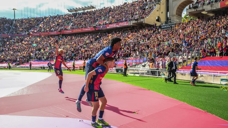 Jogadores do Barcelona celebram gol no clássico contra o Real Madrid (Foto: David Ramos/Getty Images)