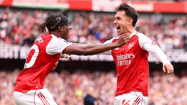 Martin Zubimendi comemora o gol com seu companheiro de equipe Noni Madueke. Foto: Jack Thomas/Getty Images