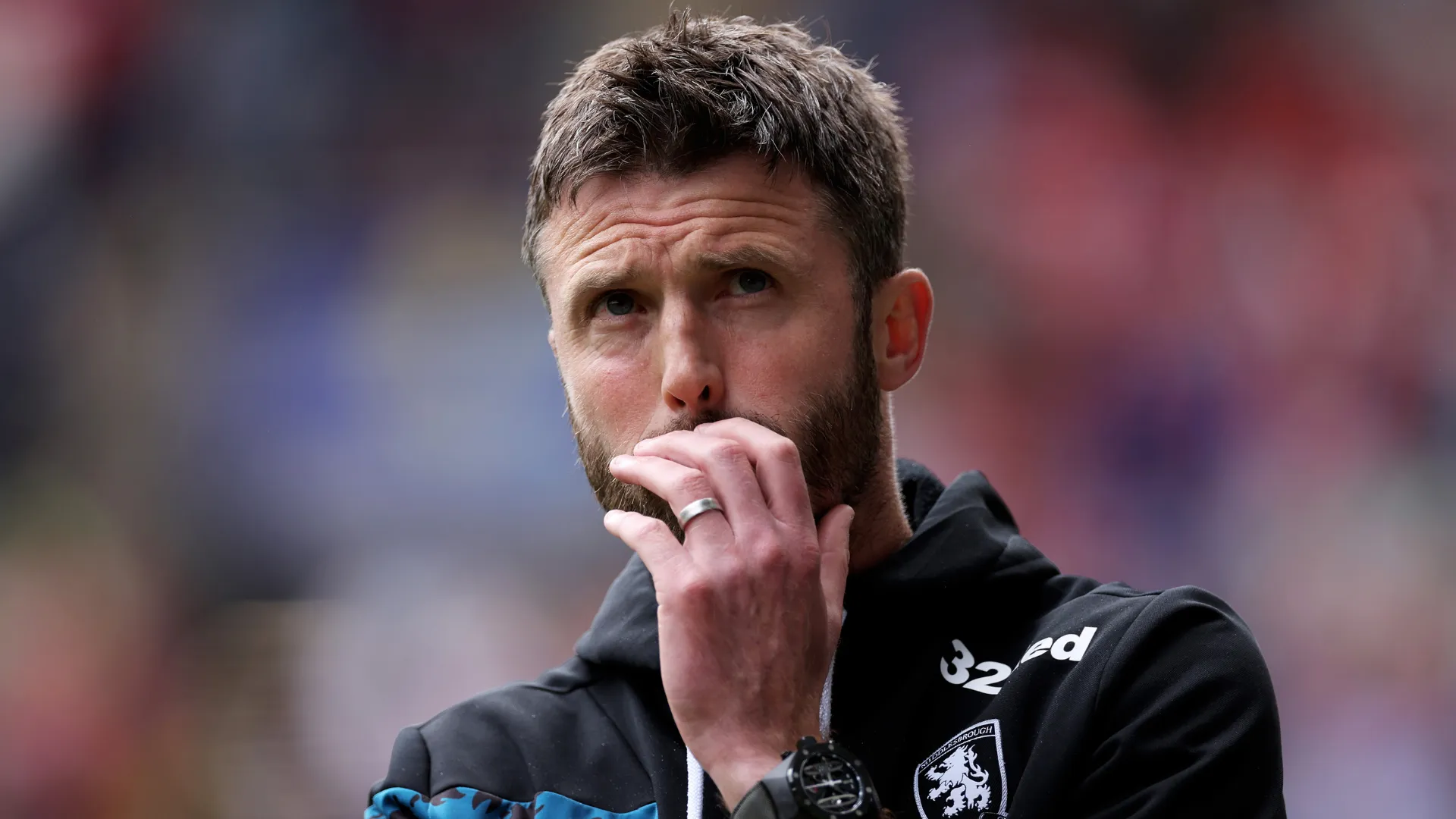 Michael Carrick, ex-Manchester United, com a mão à frente da boca. Foto: Matthew Lewis/Getty Images