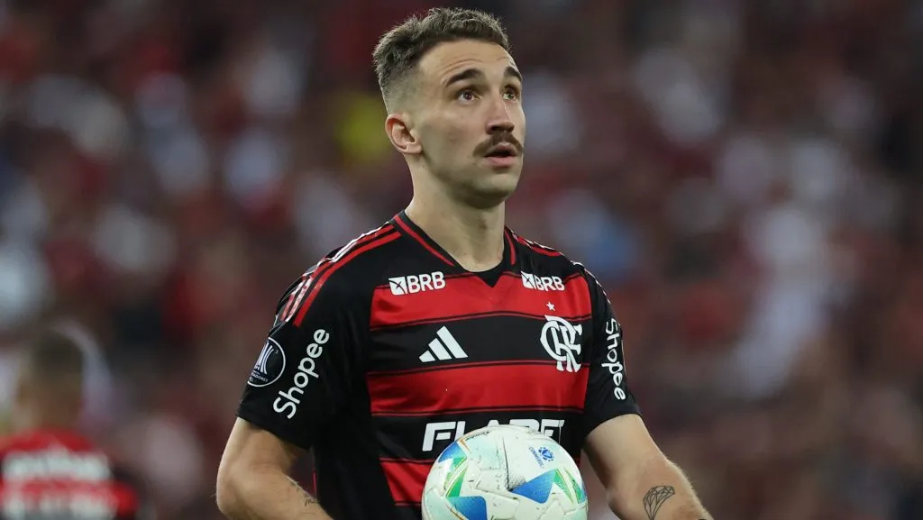 Léo Ortiz em ação com o Flamengo (Photo by Wagner Meier/Getty Images)