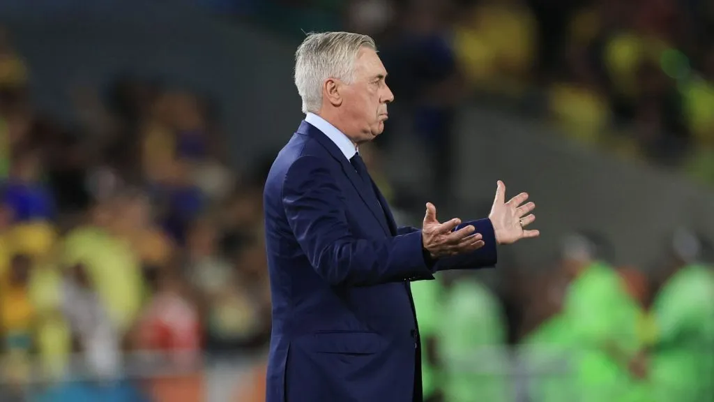 Ancelotti durante jogo da Seleção nas Eliminatórias (Foto: Buda Mendes/Getty Images)