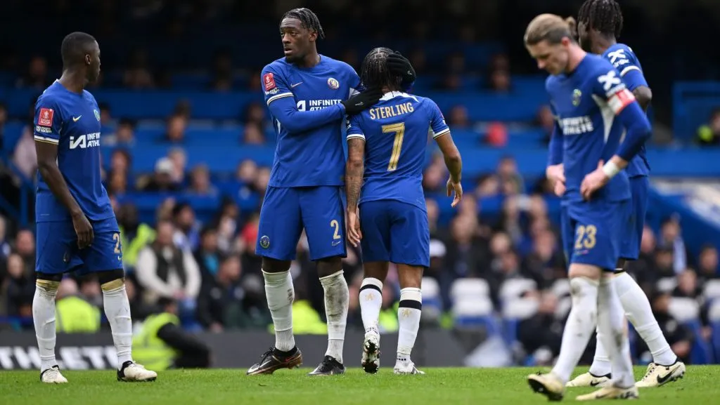 Raheem Sterling abraça Axel Disasi durante a Emirates FA Cup, em 2024. Foto: Mike Hewitt/Getty Images
