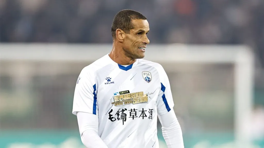 Rivaldo durante jogo festivo em solo asiático (Foto:&nbsp;Wang He/Getty Images)