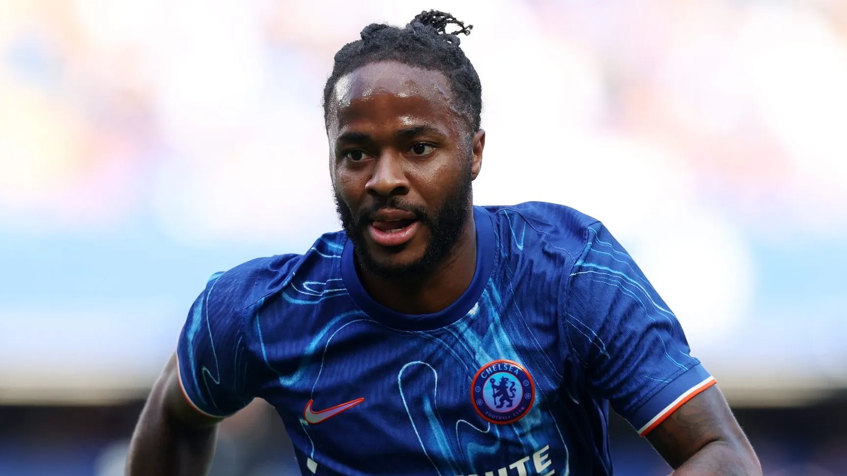 Sterling, de camisa azul