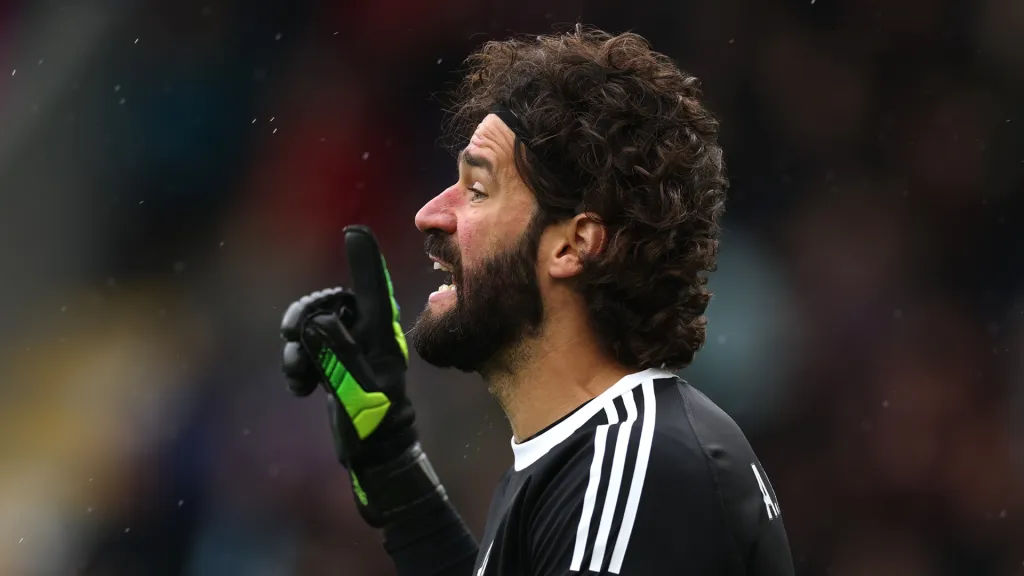 Alisson com o dedo para o alto durante partida do Liverpool (Foto: Stu Forster/Getty Images)