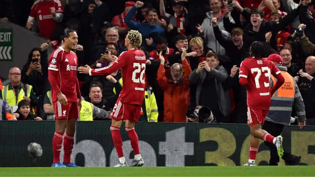 Virgil van Dijk marca gol da vitória pelo Liverpool. (Foto: Clive Mason/Getty Images)