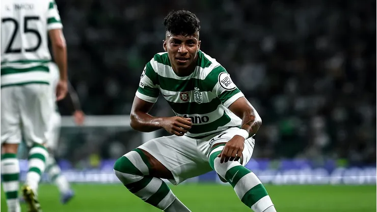 Alisson Santos, de 22 anos, marcou um gol crucial em sua estreia na Champions League, ajudando o time leonino a vencer por 4 a 1. (Foto: Divulgação Twitter / Sporting)