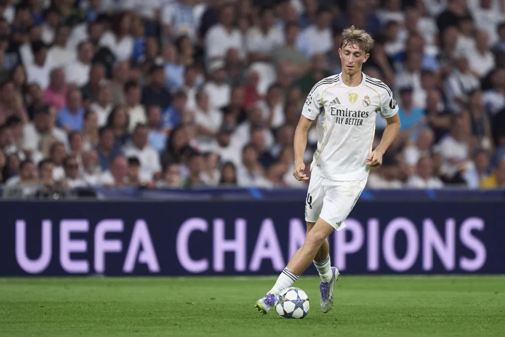Dean Huijsen conduzindo a bola pelo Real Madrid