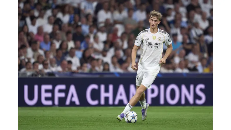Dean Huijsen, do Real Madrid, com a bola durante a partida da Fase MD1 da Liga dos Campeões da UEFA 2025/26 entre Real Madrid CF e Olympique de Marseille, no Estádio Santiago Bernabéu, em 16 de setembro de 2025, em Madri, Espanha. Foto: Mateo Villalba Sanchez/Getty Images