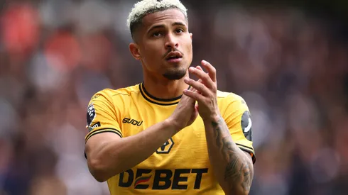 João Gomes, do Wolves, aplaude a torcida ao deixar o campo após sua substituição durante a partida da Premier League entre Wolverhampton Wanderers FC e Tottenham Hotspur FC, no Molineux, em 13 de abril de 2025, em Wolverhampton, Inglaterra. Foto: Dan Istitene/Getty Images