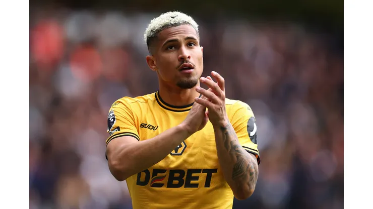 João Gomes, do Wolves, aplaude a torcida ao deixar o campo após sua substituição durante a partida da Premier League entre Wolverhampton Wanderers FC e Tottenham Hotspur FC, no Molineux, em 13 de abril de 2025, em Wolverhampton, Inglaterra. Foto: Dan Istitene/Getty Images