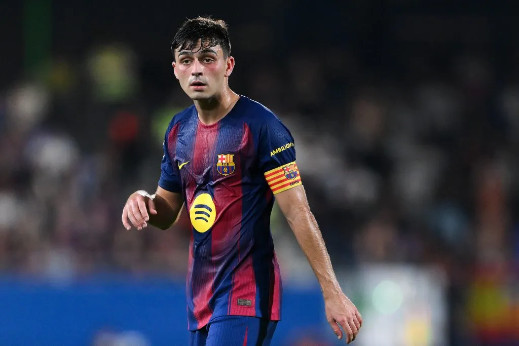 Pedri, do FC Barcelona, ​​observa durante a partida da LaLiga EA Sports entre o FC Barcelona e o Valencia CF, no Estádio Johan Cruyff, em 14 de setembro de 2025, em Barcelona, ​​Espanha. Foto: David Ramos/Getty Images