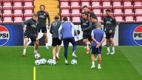 Alexander Sørloth desperdiçou chances decisivas, tornando-se alvo de críticas e levantando questionamentos sobre seu papel no elenco de Simeone. (Photo by Molly Darlington/Getty Images)