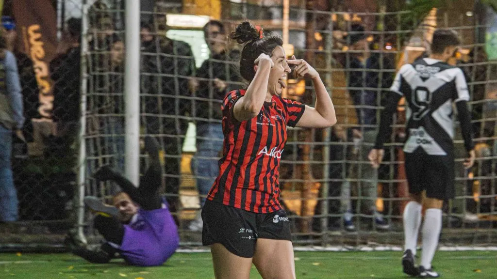 Maria Victoria celebra seu gol. A camisa 2 da Ogilvy não cessou de lutar e balançou as redes – Foto: Gabriel Reinehr/Better Collective