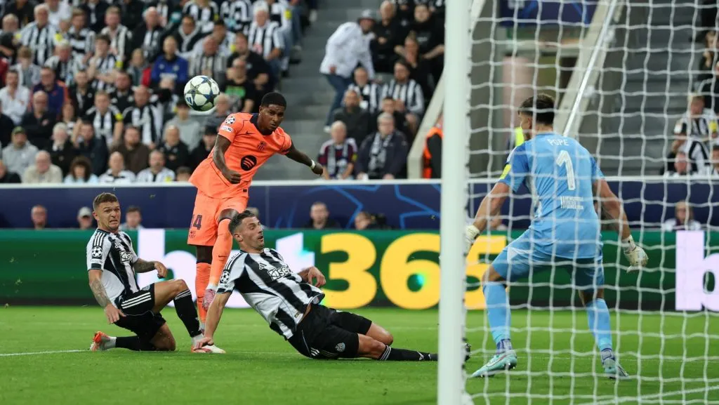 Marcus Rashford chuta para fora durante a partida na Champions League. Foto: Stu Forster/Getty Images